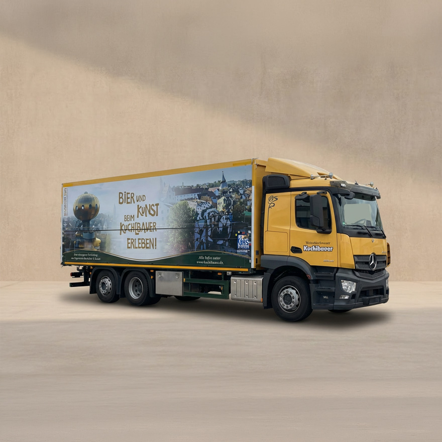 Ein gelber Merzedes LKW mit einer Vollfächigen Fahrzeugbeklbung für die Firma 