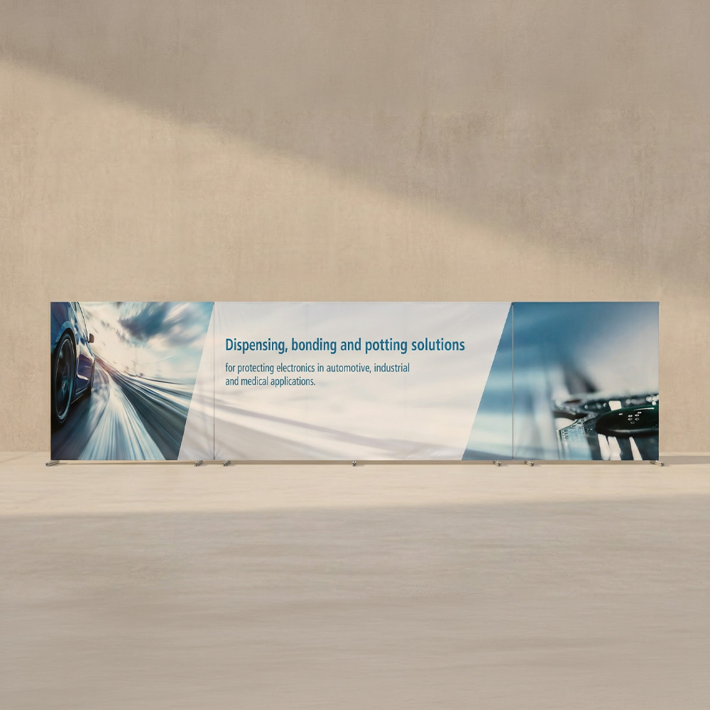 Ein mehrteiliger Bauzaunbanner mit links und rechts in einem blau-grauen Farbton. In der Mitte ist ein Text auf Englisch: 