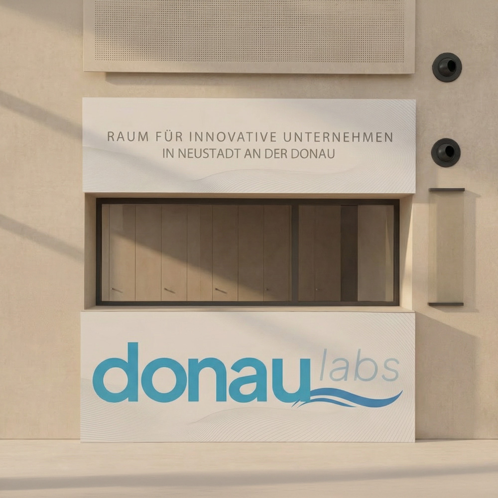 Zwei große,weiße Schilder für einen Empfangstresen für die Firma 